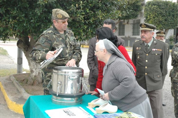 La Comandancia General de Melilla entrega a ONGs de la ciudad material de primera necesidad procedente del Hospital Militar
