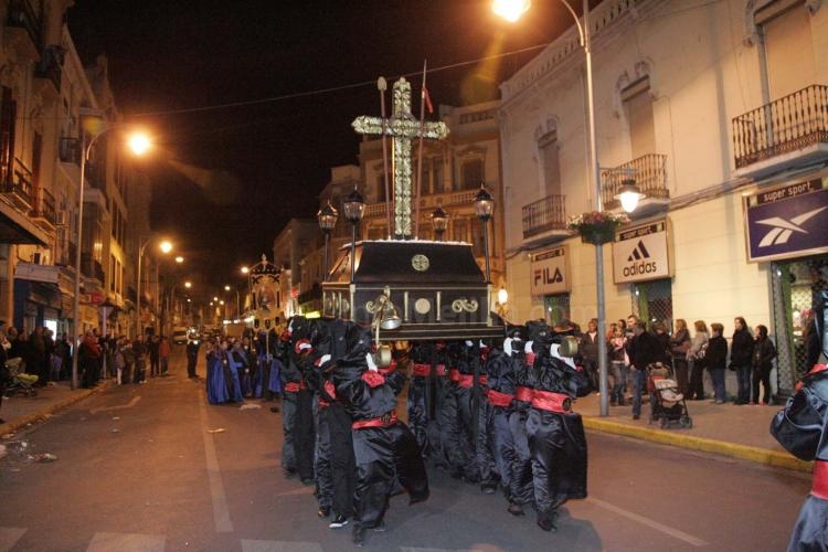 Luto, dolor y esperanza se mezclan en las calles de Melilla en el Viernes Santo