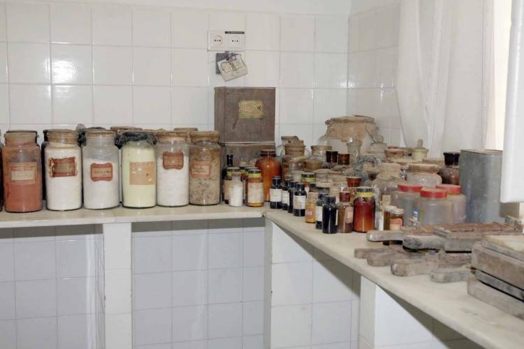 La Comandancia General entrega material del Hospital Militar con destino al futuro Museo de Farmacia de Melilla la Vieja
