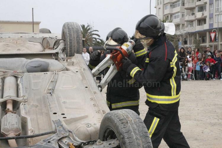 Los bomberos de Melilla muestran su profesionalidad en una exhibición