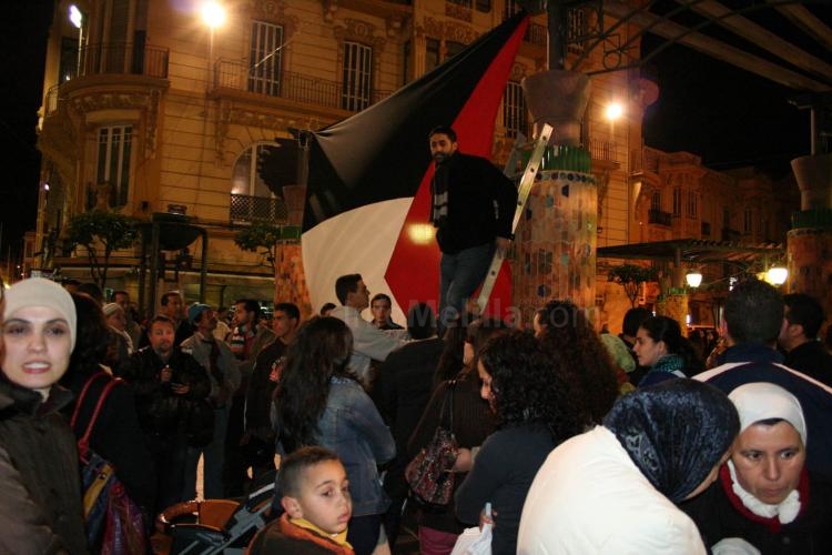 Alrededor de un centenar de melillenses vuelven a salir a la calle para protestar por la situación que se vive en Gaza y para pedir la paz