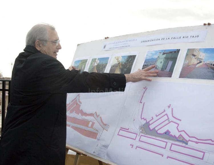 Imbroda inaugura la nueva calle Río Tajo y anuncia nuevas mejoras en el Monte María Cristina