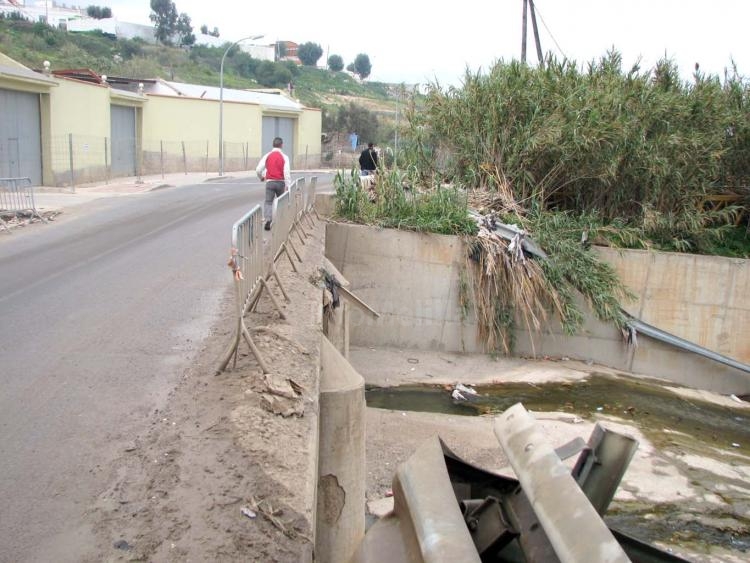 Emilio Folgar denuncia la “lamentable” situación del puente de la carretera de Farhana y reclama una actuación urgente de los responsables