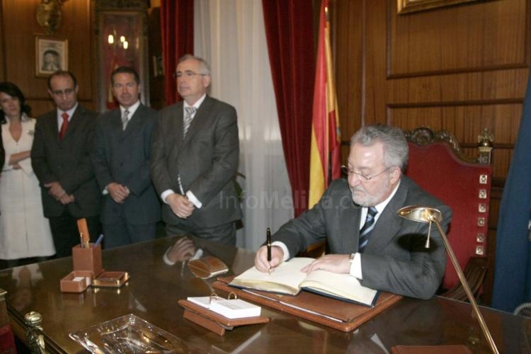 El Gobierno de Melilla ofrece su colaboración para atraer la llegada a la ciudad de más especialistas sanitarios