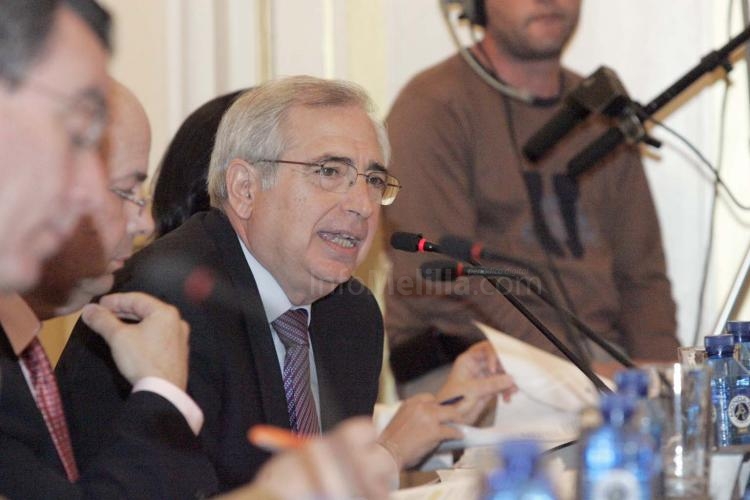 El PSOE califica de "corruptela" el proyecto de 'Isla de Talleres', mientras el Gobierno le avisa de que acudirá a los tribunales