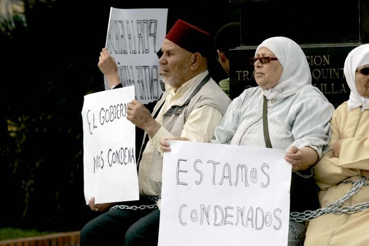 La familia del preso en huelga de hambre se encadena a un monolito en Melilla como señal de protesta por el proceso de extradición a Marruecos