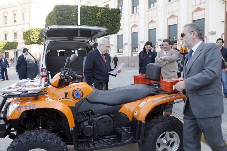 Imbroda presenta dos nuevos vehículos adquiridos para la mejora del servicios en el área de Seguridad Ciudadana y Bienestar Social