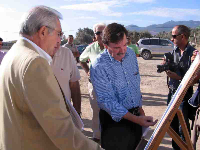 Imbroda coloca la primera piedra de las obras de construcción de un campo de fútbol 7 junto a la Cañada