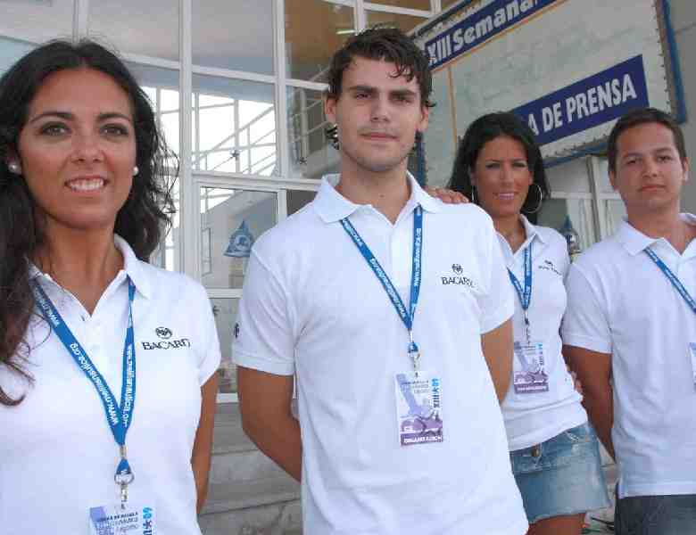 Voluntarios al tajo, el alma joven de la Semana Náutica Ciudad de Melilla