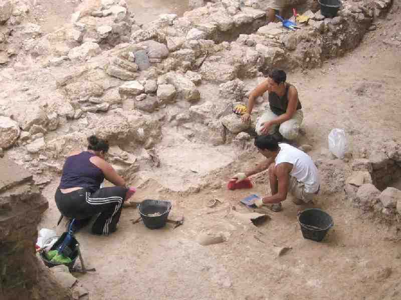 Un total de 28 becarios participan este verano en la décima campaña de excavaciones en la Casa del Gobernador