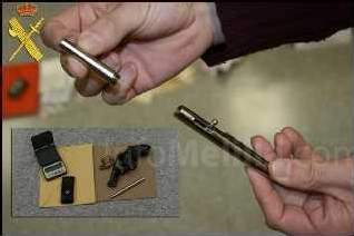 Pistola bolígrafo similar a la intervenida al agresor.