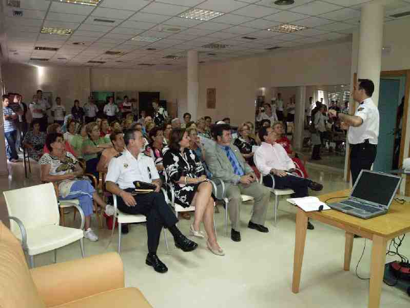 Inauguradas en el Centro Social de Mayores las Jornadas de Policía-Mayor