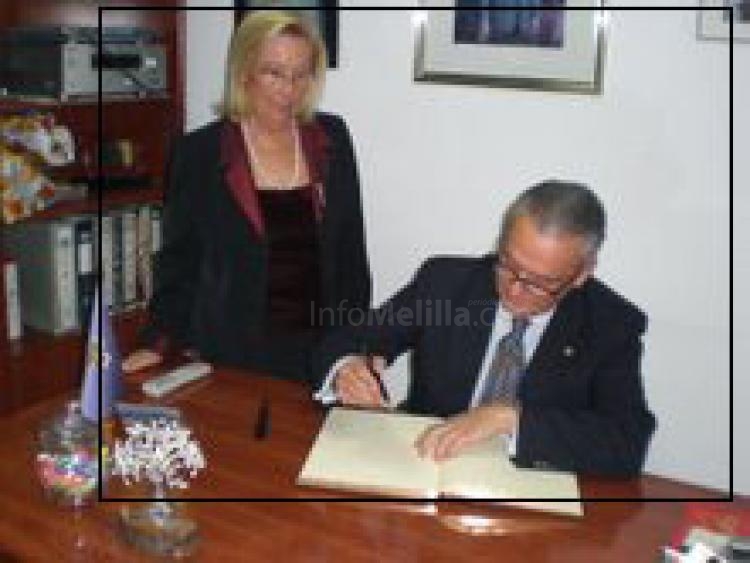 Calderón firma en el Libro de Oro.