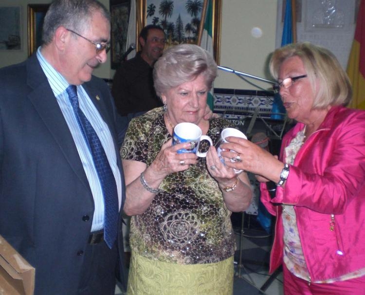 Homenaje a las madres y relevo de la belleza oficial en la Casa de Melilla en Almería
