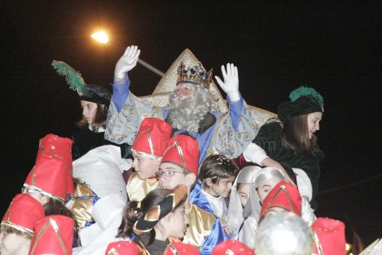 Los Reyes Magos reparten toneladas de ilusión y magia por las calles de Melilla