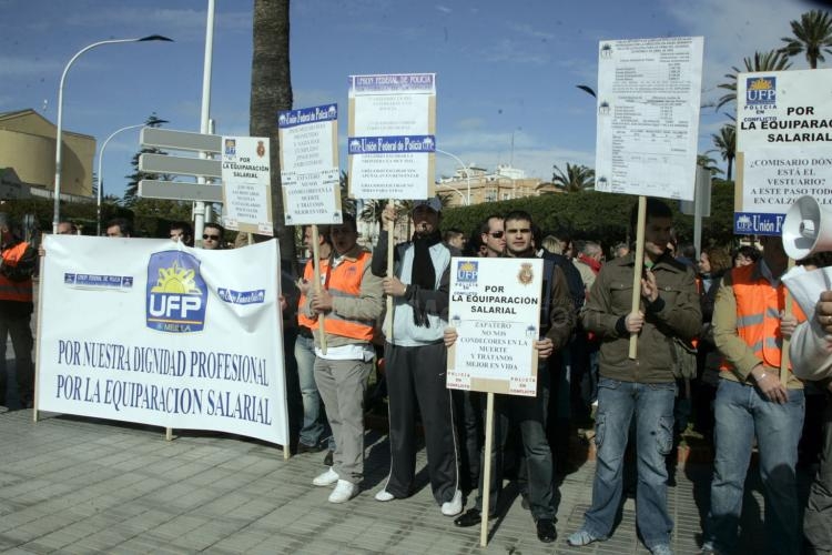 Una treintena de policías protestan por la situación en la frontera de Melilla