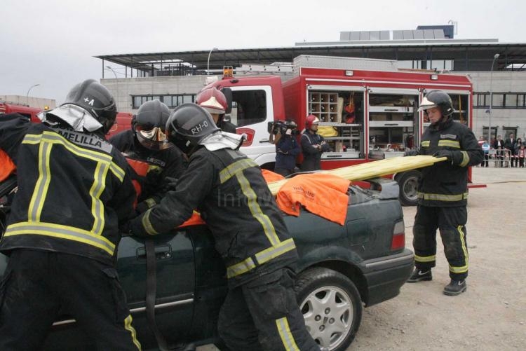 Los bomberos de Melilla muestran su profesionalidad en una exhibición