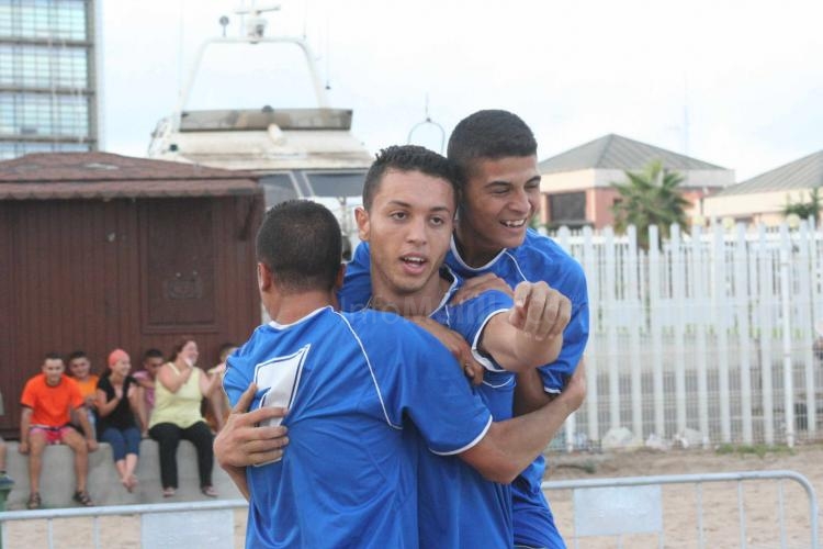 Mito celebrando con sus compeñeros el 1-0