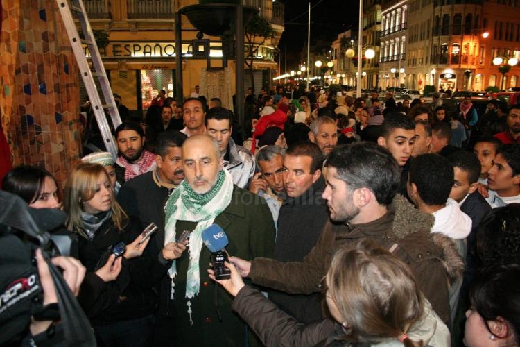 Alrededor de un centenar de melillenses vuelven a salir a la calle para protestar por la situación que se vive en Gaza y para pedir la paz