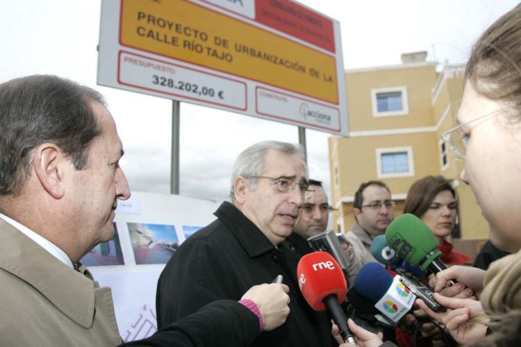 Imbroda inaugura la nueva calle Río Tajo y anuncia nuevas mejoras en el Monte María Cristina