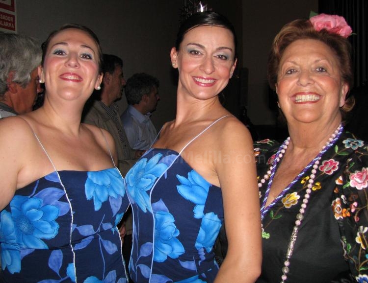 La maestra y las alumnas, orgullosas de su maestra.