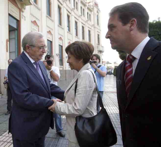 La ministra ha sido recibida por el presidente de Melilla