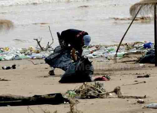 Medio Ambiente recoge dos toneladas diarias de basura en las playas