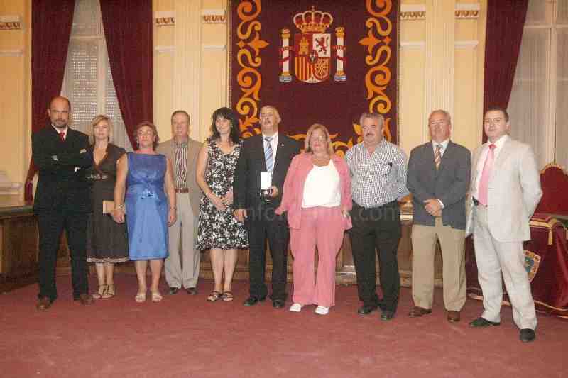 La 'Gota de Leche', la Policía Local y la Unidad de Trasplantes del Hospital reciben la Medalla de Oro de Melilla en el día de su 512 aniversario
