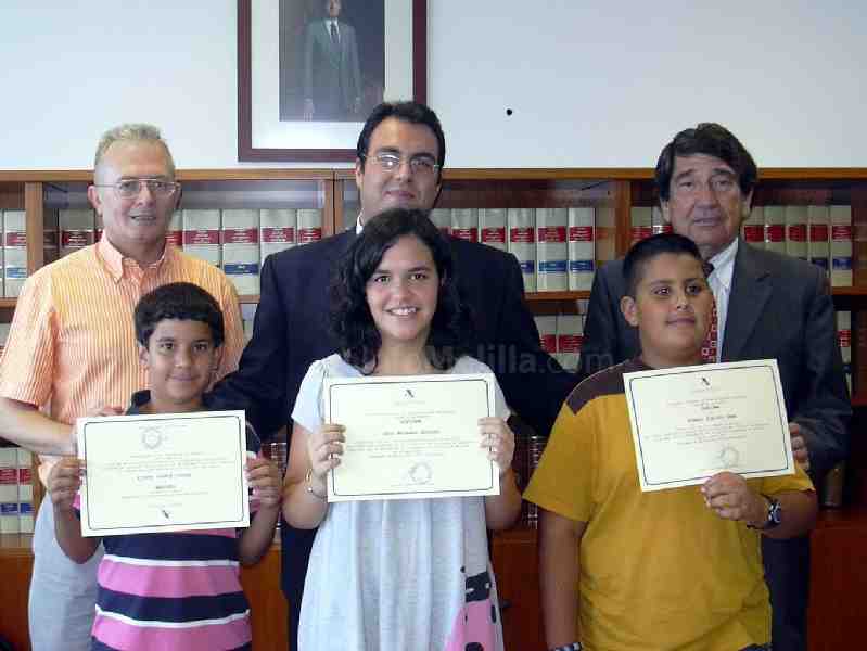 Los escolares Sara Mohamed, Ismael Idrissi y Sergio Sintes, ganadores en Melilla de la 2ª edición del concurso de redacción de la Agencia Tributaria