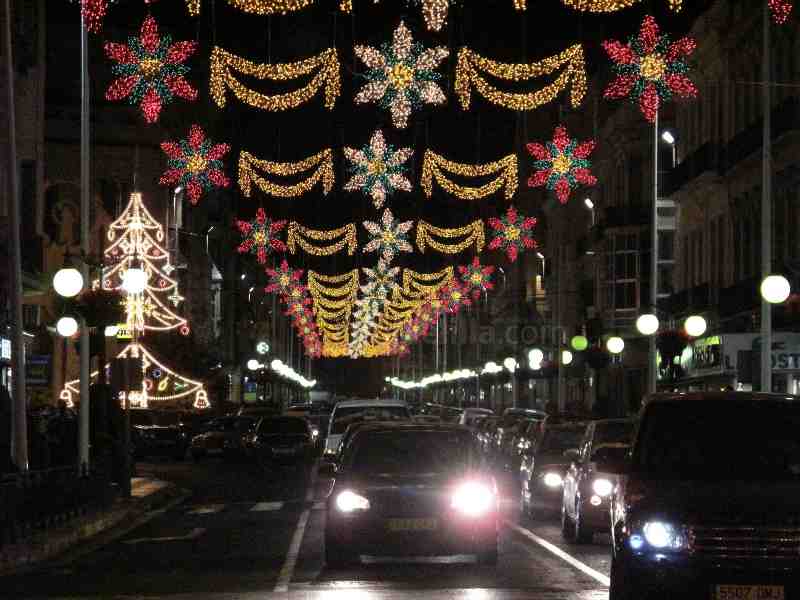 Casi un millón de microbombillas de colores traen la Navidad a las calles de Melilla