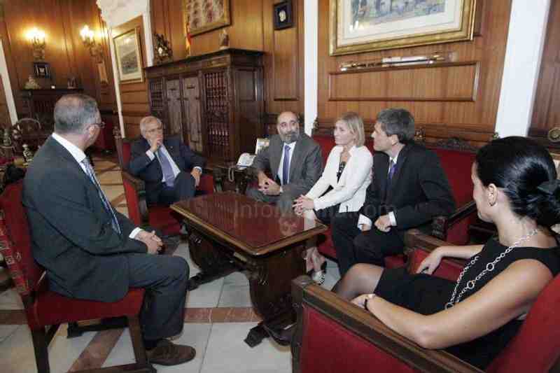 Imbroda junto a los miembros del Consejo General del Colegio de Psicólogos de España