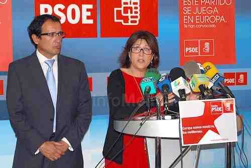 Marisol Pérez junto al secretario general del PSOE de Melilla, Dionisio Muñoz