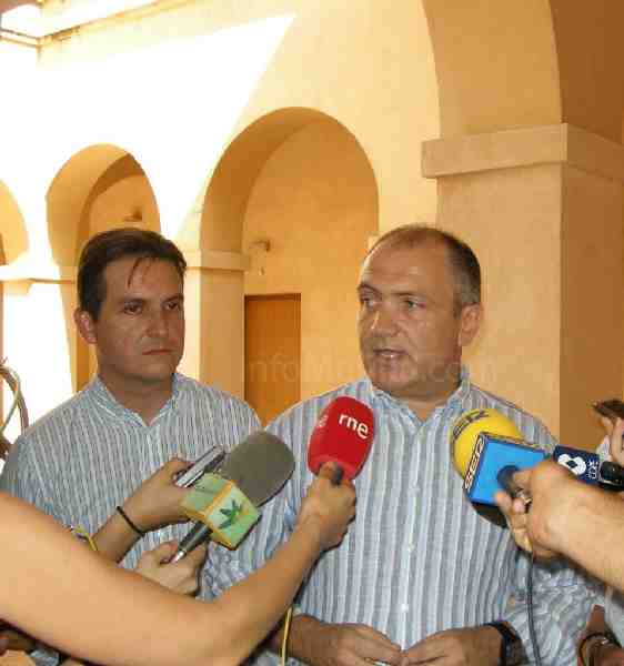 El delegado del Gobierno, Gregorio Escobar, con el director general de Turespaña, Antonio Bernabé, e
