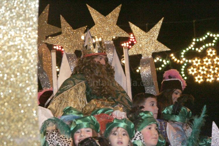 Los Reyes Magos reparten toneladas de ilusión y magia por las calles de Melilla