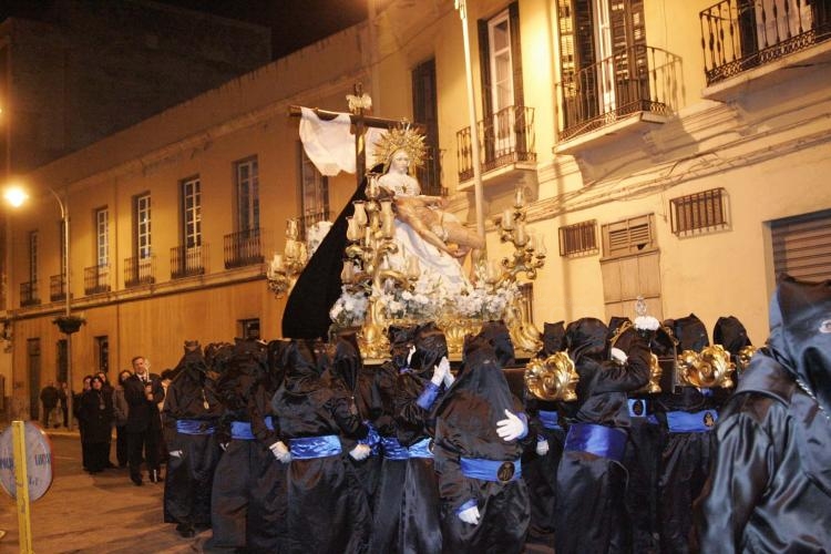 Luto, dolor y esperanza se mezclan en las calles de Melilla en el Viernes Santo