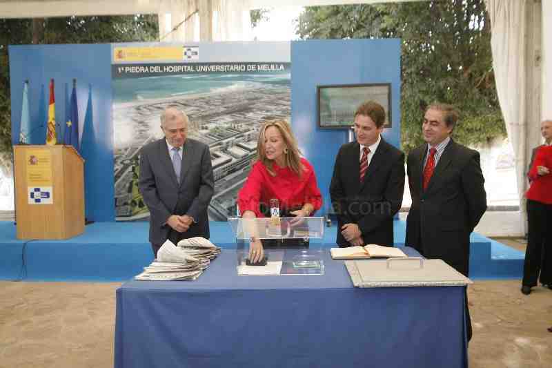 Trinidad Jiménez pone la primera piedra del Hospital Universitario de Melilla