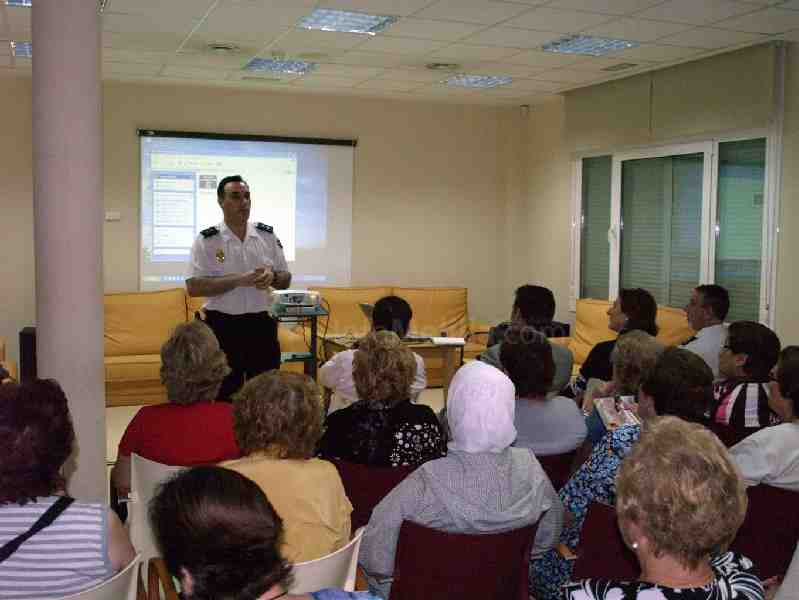 Inauguradas en el Centro Social de Mayores las Jornadas de Policía-Mayor