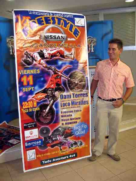 Jesús García junto al cartel anunciador de la competición