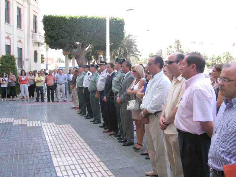 Un centenar de personas protestan en Melilla contra el último atentado de ETA