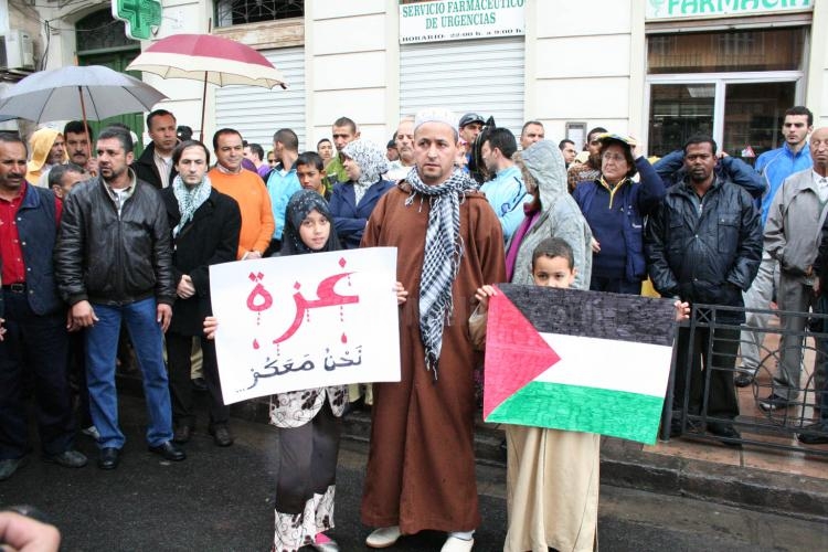 Unos 1.300 musulmanes rezan en Melilla por las víctimas de Palestina