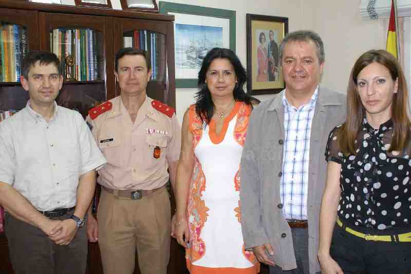 La consejera de Culttura de Melilla junto a los representantes de Enguera
