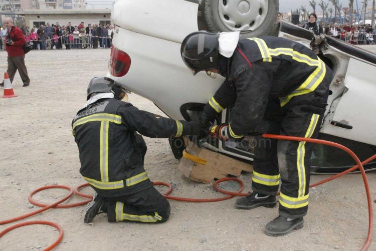 Los bomberos de Melilla muestran su profesionalidad en una exhibición