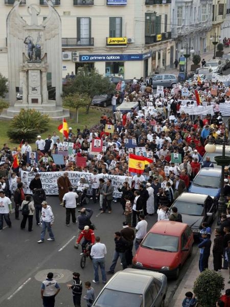 Alrededor de 500 melillenses participan en la manifestación para pedir justicia para Rachid y Salam