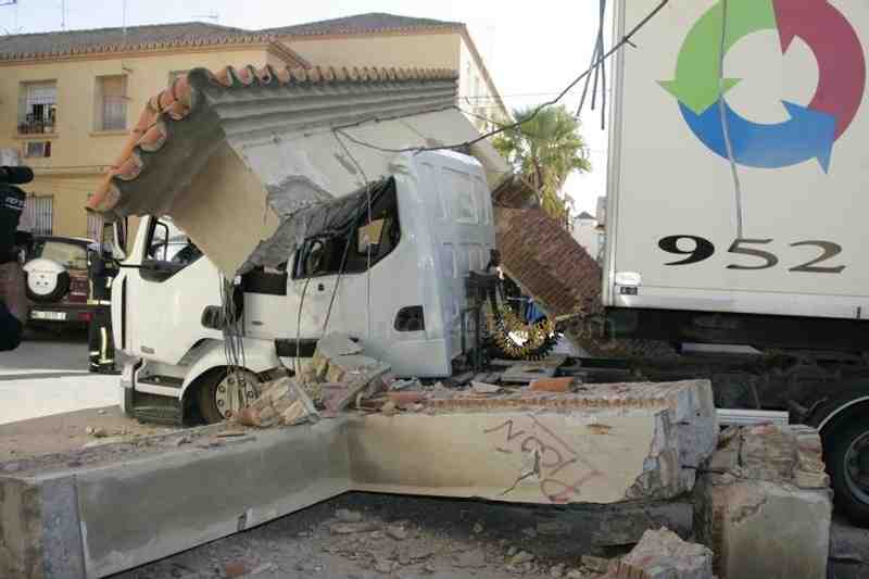 Un camión de autoescuela se lleva por delante un arco y un kiosco de la ONCE en el Barrio Victoria
