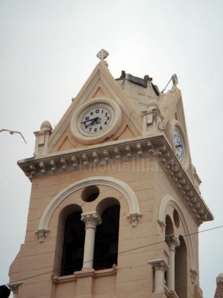 Retiran la cúpula de la iglesia del Sagrado Corazón de Melilla para su restauración