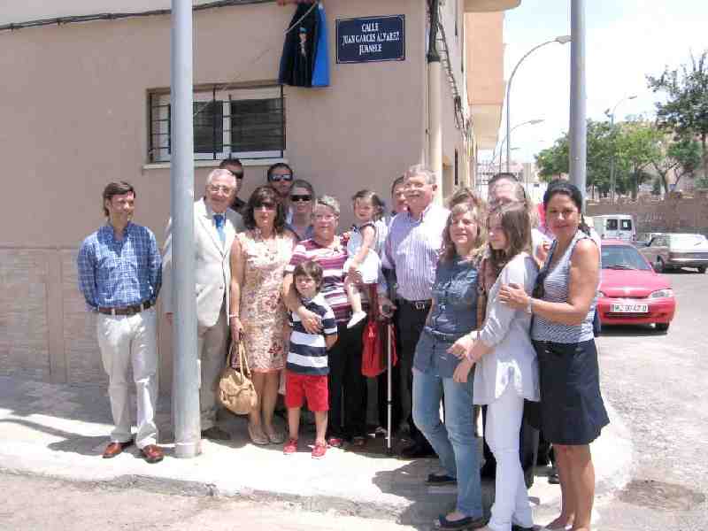Melilla homenajea al antiguo propietario del Bar Aragón, 'Juanele', otorgándole una calle