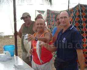 Los periodistas melillenses cogen la caña, el chambel y se van de pesca a la playa