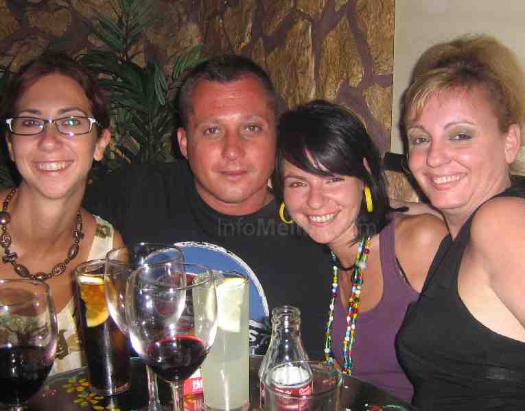 Belén Amador y Ana Fortes con sus amigos.