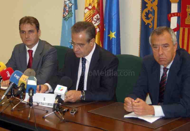 Celestino Corbacho (centro) junto al delegado del Gobierno (izq.) en su última visita a Melilla