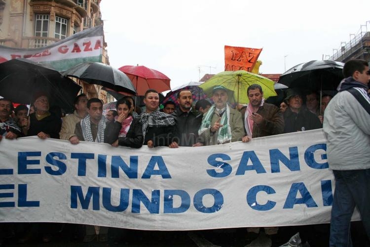 Más de 3.000 melillenses participan en una manifestación pro Palestina empañada por la actuación de un grupo de exaltados